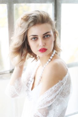 mavi gözlü güzel sarışın kadın 