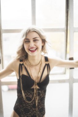 mavi gözlü güzel sarışın kadın 