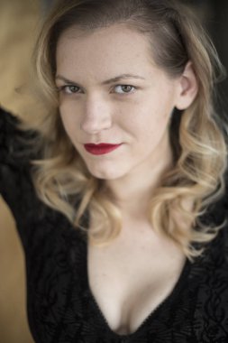 Gözleri kahverengi ve sarı saçlı olan güzel kadın