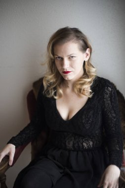 Gözleri kahverengi ve sarı saçlı olan güzel kadın