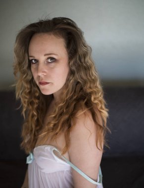 Gözleri kahverengi ve sarı saçlı olan güzel kadın