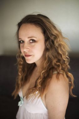 Gözleri kahverengi ve sarı saçlı olan güzel kadın