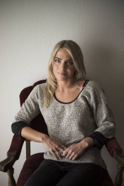 mavi gözlü güzel sarışın kadın 