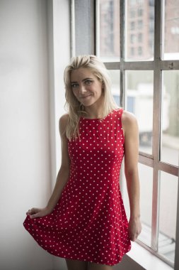 mavi gözlü güzel sarışın kadın 