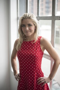 mavi gözlü güzel sarışın kadın 