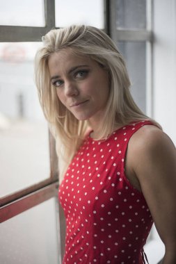 mavi gözlü güzel sarışın kadın 