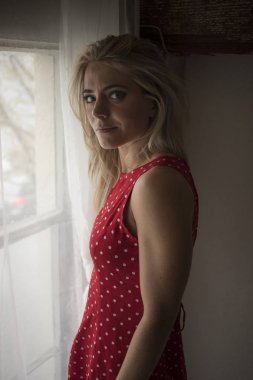 mavi gözlü güzel sarışın kadın 