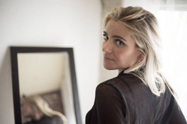 mavi gözlü güzel sarışın kadın 