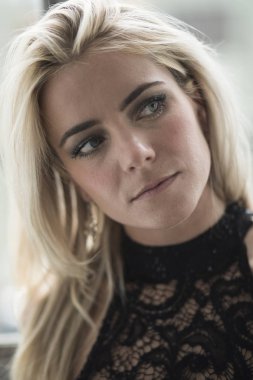 mavi gözlü güzel sarışın kadın 