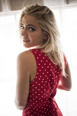 mavi gözlü güzel sarışın kadın 