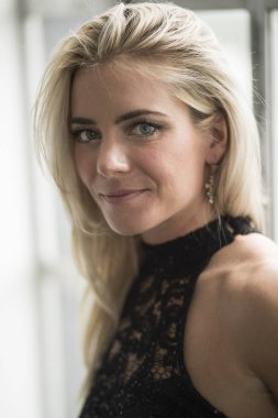 mavi gözlü güzel sarışın kadın 