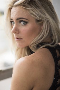 mavi gözlü güzel sarışın kadın 