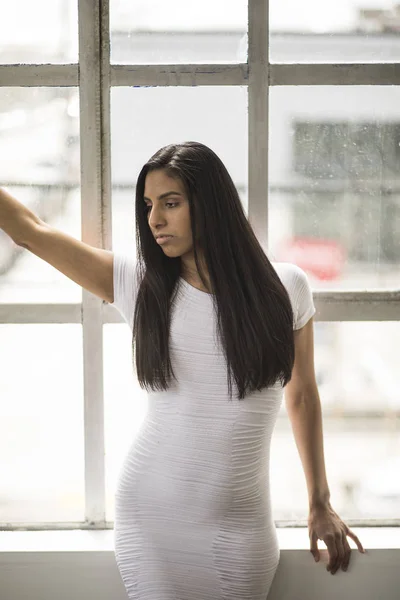 Bela jovem mulher em um vestido branco — Fotografia de Stock