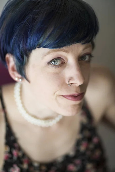 Fotografie Velmi Atraktivní Žena Krásnýma Modrýma Očima Modré Vlasy Dívá — Stock fotografie