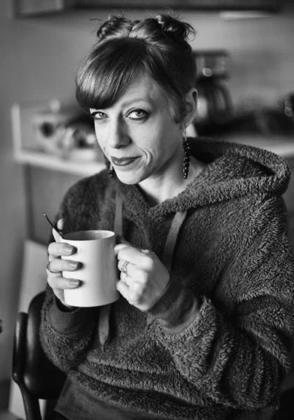 Belle femme avec tasse de café — Photo