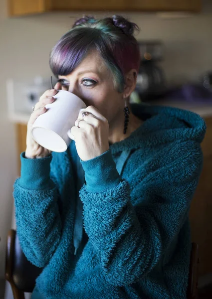 Mujer hermosa con ojos azules y cabello colorido — Foto de Stock