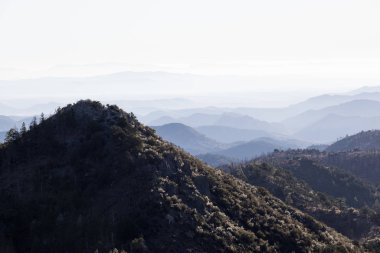 Emory Geçidi 'nden doğuya bakıyor.)