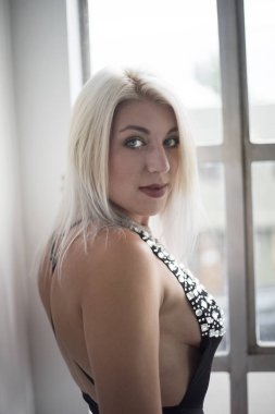 mavi gözlü güzel sarışın kadın