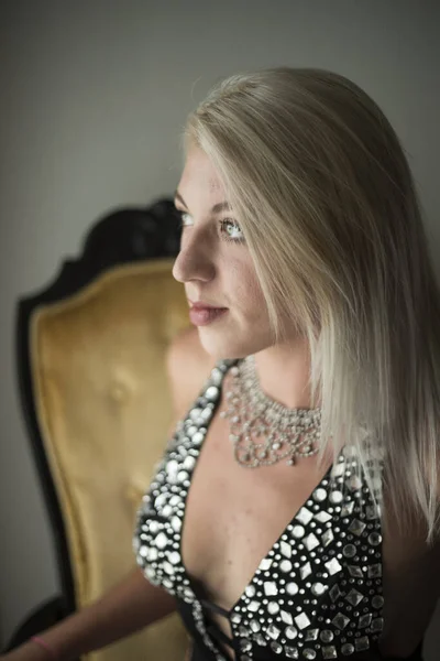 Vacker blond kvinna med blå ögon — Stockfoto