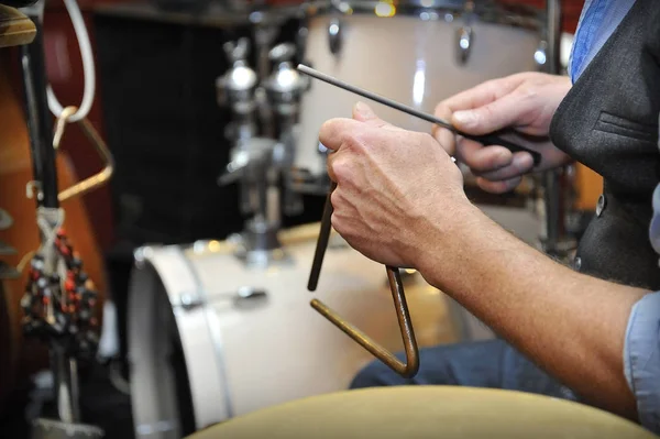 Músico de jazz tocando el triángulo Imagen de stock