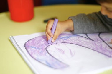Pastel boyalarla yaratıcı öğrenme aktiviteleri