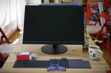 Hastalık Kontrol ve Önleme Merkezi akut solunum hastalığı belirtileri gösteren çalışanların evde kalmasını öneriyor. Eğer sizin ya da başka bir çalışanın ateşi 40 derecenin üzerindeyse, en iyisi müdürünüze bildirmek ve burada kalmaktır.