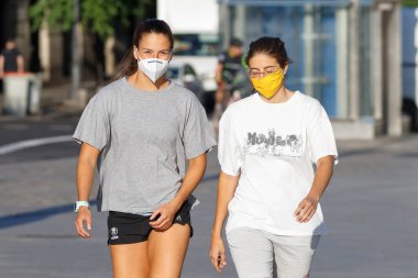 Madrid, İspanya - 22 Mayıs 2020: İki kız kendilerini koronavirüsten korumak için maske takıyor