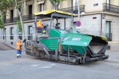 Madrid, İspanya - 14 Mayıs 2020: Covid-1 'in hapsi sırasında İspanya' nın Madrid kentindeki bir sokakta çalışan erkekler