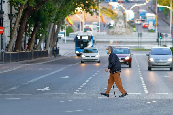 Madrid Spanien Maj 2020 Senior Korsar Gatan Med Mask Och Royaltyfria Stockbilder