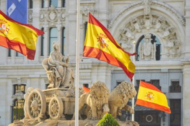 MADRID, İspanya - 26 Mayıs 2020: İspanya, Coronavirus kurbanları için 10 günlük resmi yas ilan etti. Madrid 'in merkezindeki Cibeles heykelinin bayrakları yarıya indirildi.