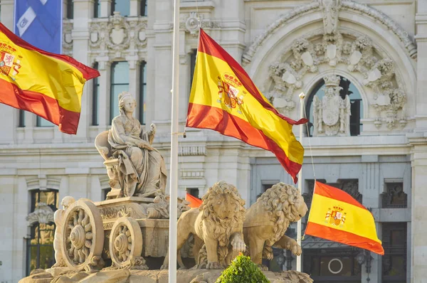 MADRID, İspanya - 26 Mayıs 2020: İspanya, Coronavirus kurbanları için 10 günlük resmi yas ilan etti. Madrid 'in merkezindeki Cibeles heykelinin bayrakları yarıya indirildi.