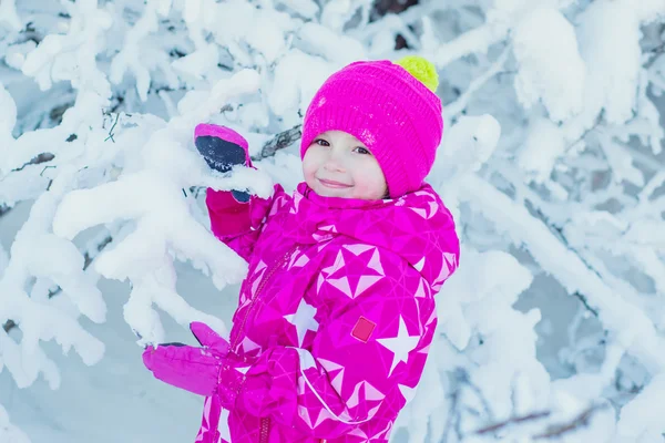 冬天的一个可爱的小女孩，在雪地里的肖像 — 图库照片