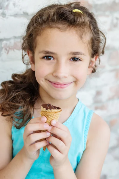 Retrato de menina de 6 anos de idade comendo sorvete saboroso — Fotografia de Stock