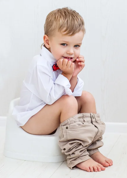 Criança sorrindo bonito em um pote — Fotografia de Stock