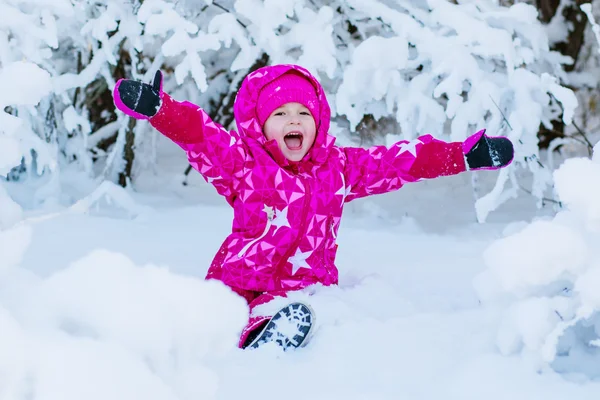 Gelukkig klein meisje spelen in de sneeuw — Stockfoto