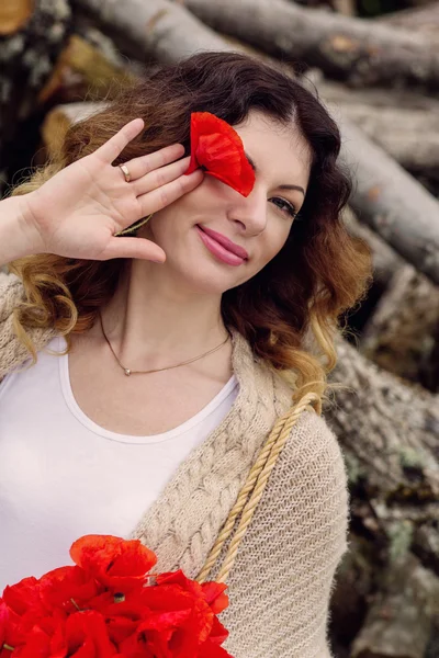 ケシの花の花束と美しい若い女性 — ストック写真