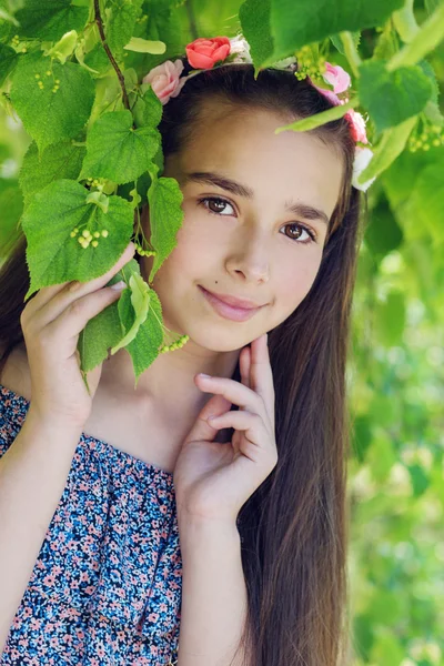 Портрет красивой девушки десяти лет — стоковое фото