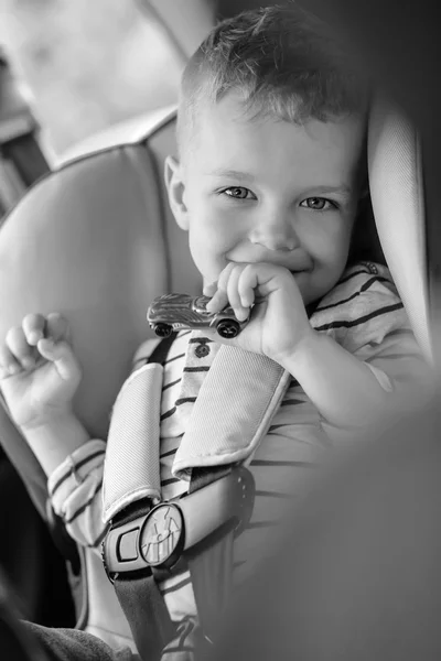 Portrait heureux tout-petit garçon assis dans la voiture — Photo