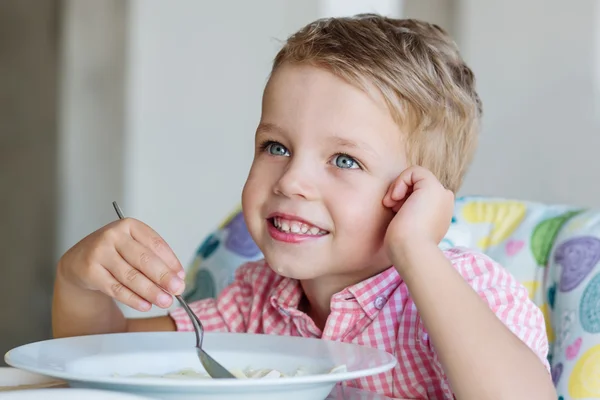Boldog kisfiú leves eszik — Stock Fotó