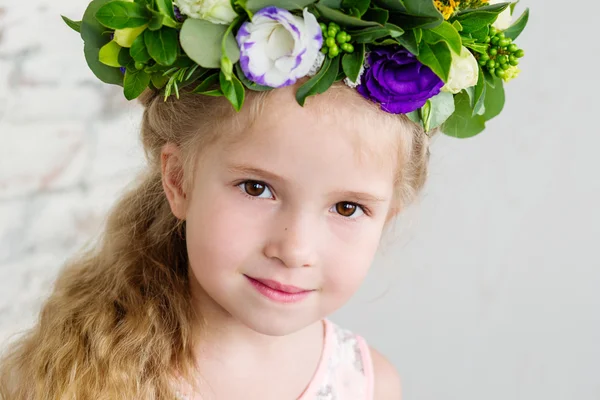 Porträt eines süßen kleinen Mädchens im Kranz — Stockfoto