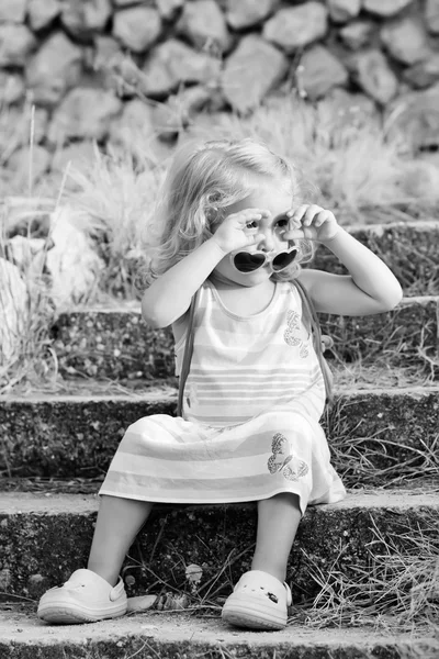 Tout-petit mignonne petite fille dans des lunettes — Photo