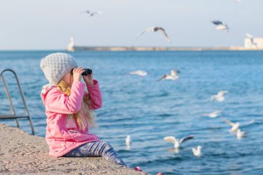 dürbün ile küçük kız 