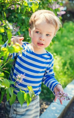 Mutlu yürümeye başlayan çocuk çiçek kendiniyoluyor 