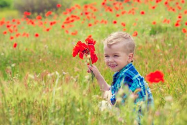 Bir buket ile mutlu küçük çocuk