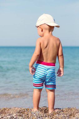 şirin yürümeye başlayan çocuk sahilde