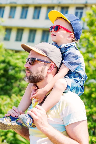 Söt liten knatte pojke och hans pappa — Stockfoto