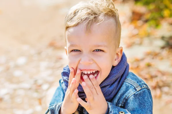Счастливый портрет маленького мальчика — стоковое фото