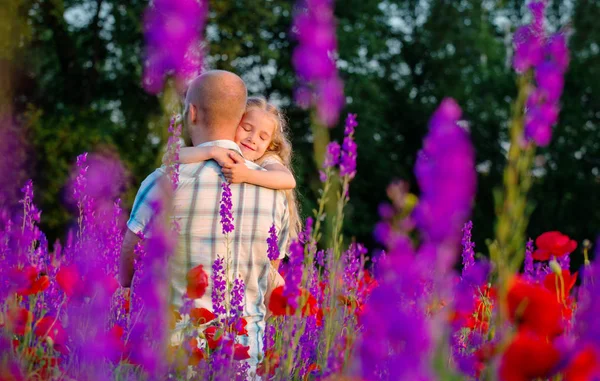 Glücklicher Vater umarmt kleine Tochter — Stockfoto