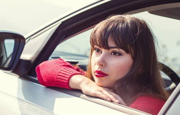 Attrayant jeune femme au volant d'une voiture — Photo