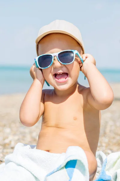Buon bambino bambino mare cercando su occhiali da sole — Foto Stock
